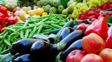 أسعار الخضار والفاكهة في المجمعات الاستهلاكية اليوم وتأثيرها على السوق المحلي