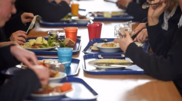 ارتفاع خطر اضطرابات التغذية بين أبناء الأسر الأقل تعليماً.. ما الأسباب والحلول؟