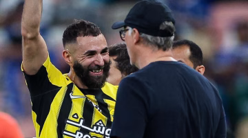 بنزيما يسعى لإعادة زميله السابق في الاتحاد إلى الملعب