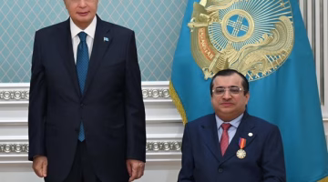 رئيس كازاخستان يمنح العصيمي وسام الصداقة في تكريم رسمي