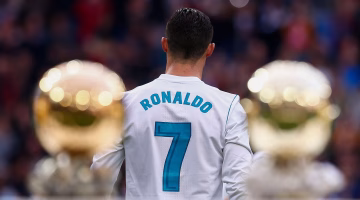 رونالدو يرد بقوة على اتهامات الجائزة المشبوهة ويحاول محو تاريخ طويل منها… فكيف ستكون النهاية؟