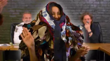 سياسية كندية تحقق رقماً قياسياً عالمياً بارتداء 360 ربطة عنق.. اكتشف التفاصيل