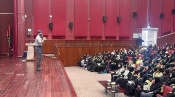 شرطة أبوظبي تعزز التوعية المرورية لسائقي ومشرفي الحافلات لتحسين السلامة على الطرق