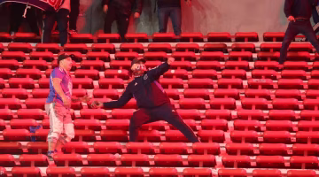 عنف المدرجات يوقف مباراة في أميركا الجنوبية.. ماذا حدث؟