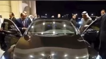 محمد بن زايد يقود سيارة السيسي في زيارة أخوية بمطار العلمين – شاهد الفيديو