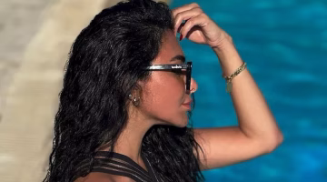 ميرهان حسين تتألق بإطلالة جريئة على حمام السباحة والجمهور يعلق: عروسة البحر