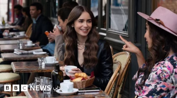 وفاة مفاجئة تهز “إميلي في باريس” وتوقف تصوير المسلسل مؤقتاً.. ماذا حدث؟