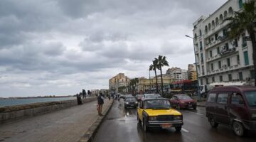 <p><strong>الكابشن:</strong> أمطار ورياح..<br />
<strong>العنوان المعاد صياغته:</strong> نوة المكنسة تضرب الإسكندرية بأمطار غزيرة ورياح شمالية غربية قوية خلال الأيام القادمة وفق تحذيرات هيئة الميناء</p>