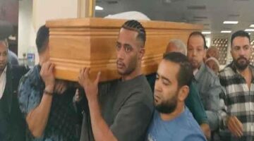 انهيار مؤثر.. لحظات دموع محمد رمضان خلال حمل نعش والده في وداع مؤثر بمسجد مصطفى محمود